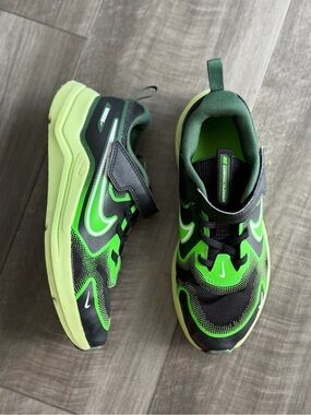 Nike Cosmic Runner Boys Sz 3Y Liquid Lime Green Black Athletic Slip On Sneaker